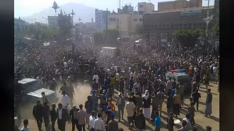 شاهد فيديو تنفيذ حكم القصاص بحق قاتل الطفلة رنا المطري في ميدان التحرير بصنعاء