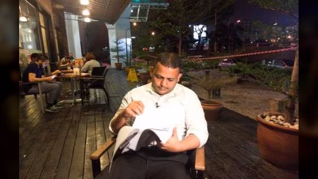 يمنيون عالقون وآلاف غيرهم قد يفقدون التذكرة الذهبية إلى أمريكا
