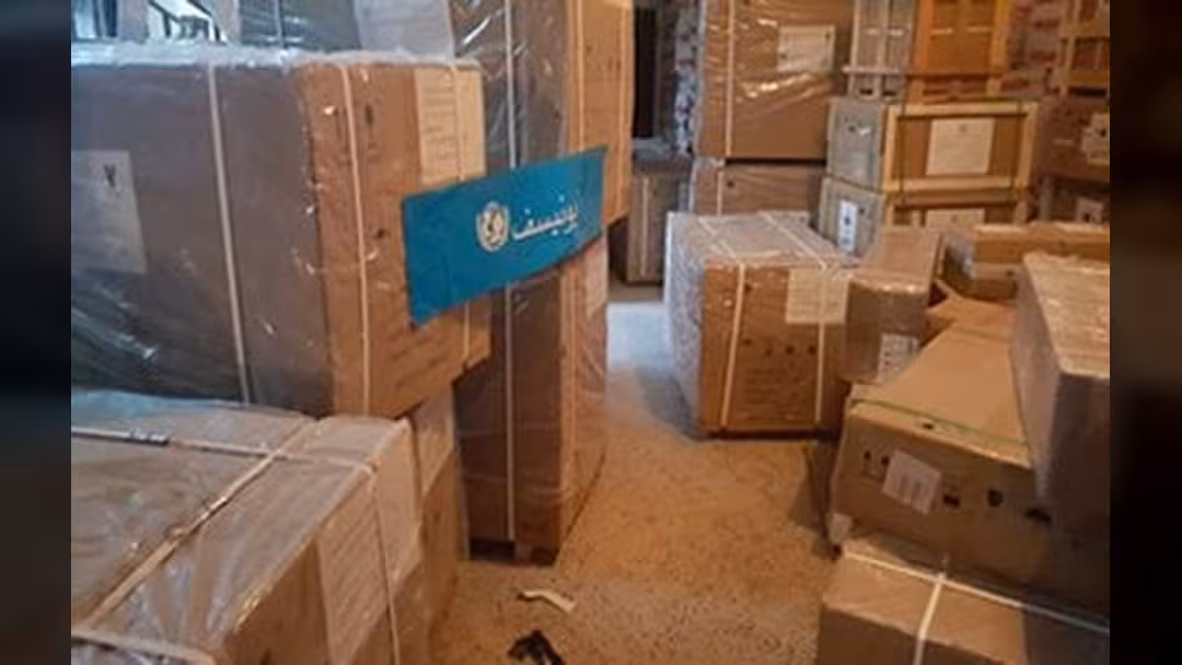 مكتب الصحة بصنعاء يتسلم تجهيزات طبية من منظمة اليونيسيف