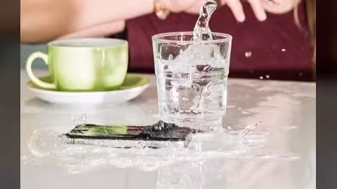 هذا ما ستفعله عند انسكاب المياه على الهواتف الذكية