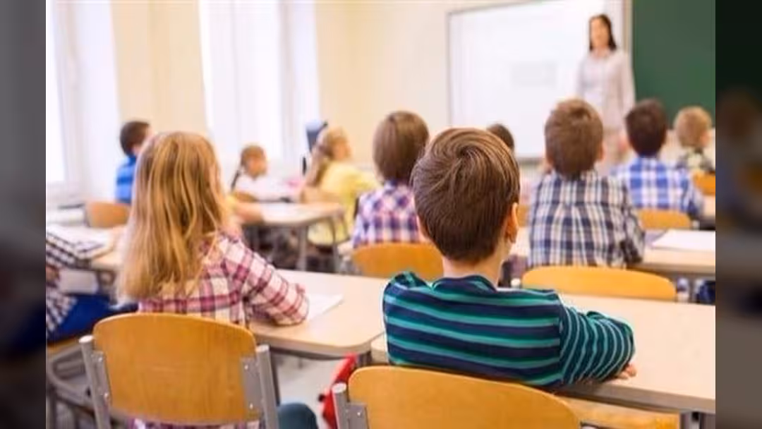 هكذا تساعدين طفلك على تعويض ساعات الجلوس في الصف