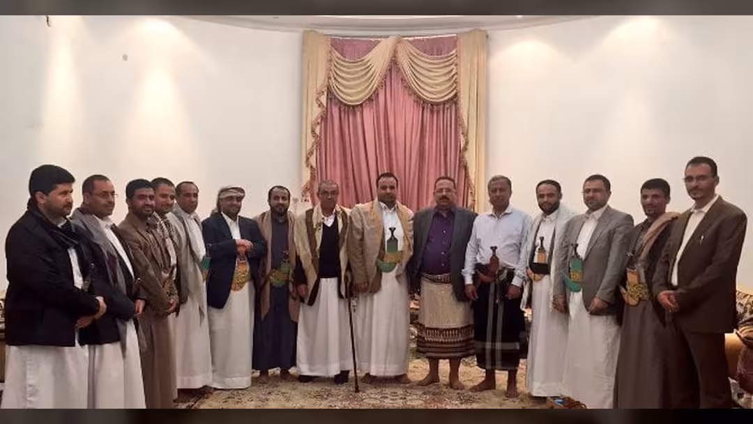 بالصورة.. لقاء يجمع قيادات من المؤتمر وأخرى من الحوثيين في صنعاء