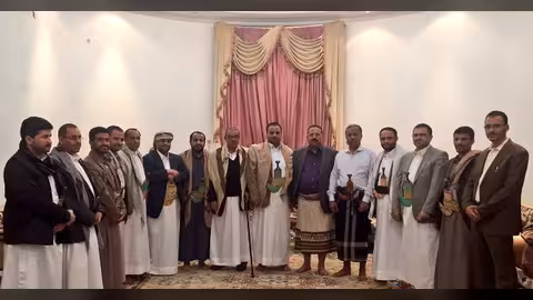 بالصورة.. لقاء يجمع قيادات من المؤتمر وأخرى من الحوثيين في صنعاء