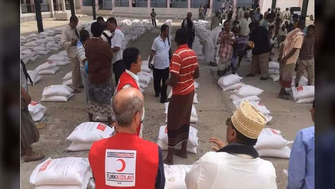 الهلال الأحمر التركي يوزع أكثر من 62 طن دقيق على نازحي الحديدة