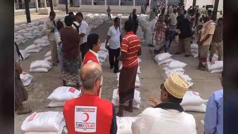 الهلال الأحمر التركي يوزع أكثر من 62 طن دقيق على نازحي الحديدة