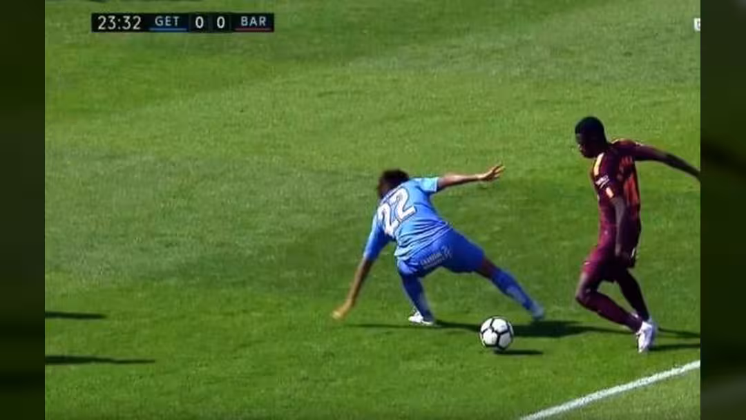 لاعب خيتافي يحرج بيكيه بكوبري عالمي.. وديمبيلي المصاب يرد بمراوغة مزدوجة (فيديو)
