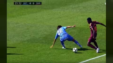لاعب خيتافي يحرج بيكيه بكوبري عالمي.. وديمبيلي المصاب يرد بمراوغة مزدوجة (فيديو)