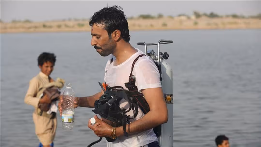 اليمني المرادي.. سباح ماهر سخر موهبته لإنقاذ الغرقى في مأرب