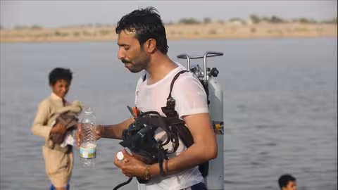 اليمني المرادي.. سباح ماهر سخر موهبته لإنقاذ الغرقى في مأرب