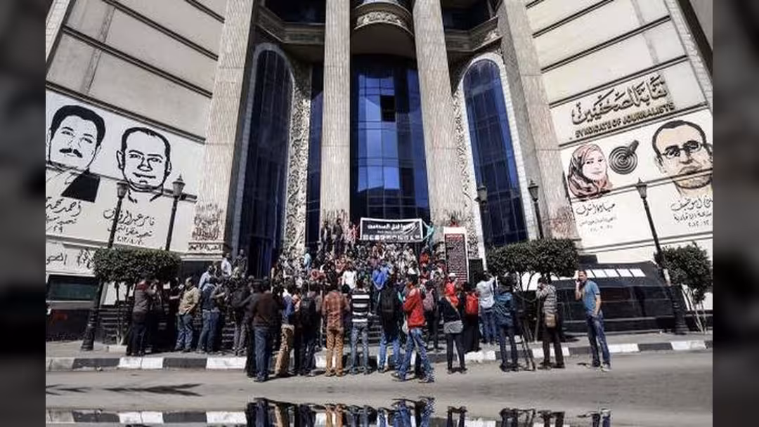 دعوات لحظر البنطلون الجينز على الصحافيين المصريين