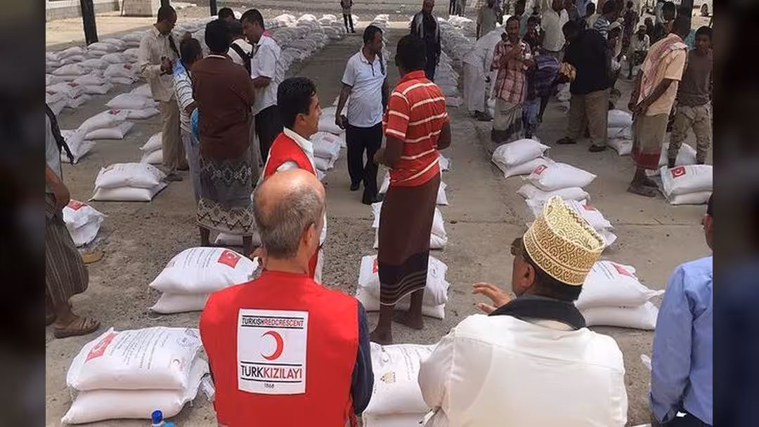 الهلال الأحمر التركي يوزع مساعدات في ريف تعز