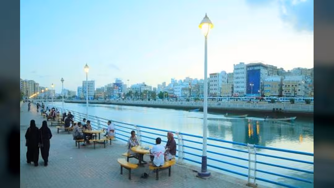 خور المكلا... شريان السياسة والثقافة والجمال