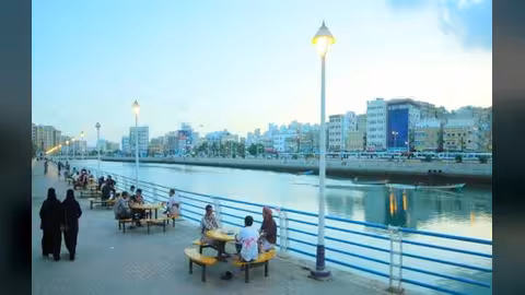 خور المكلا... شريان السياسة والثقافة والجمال