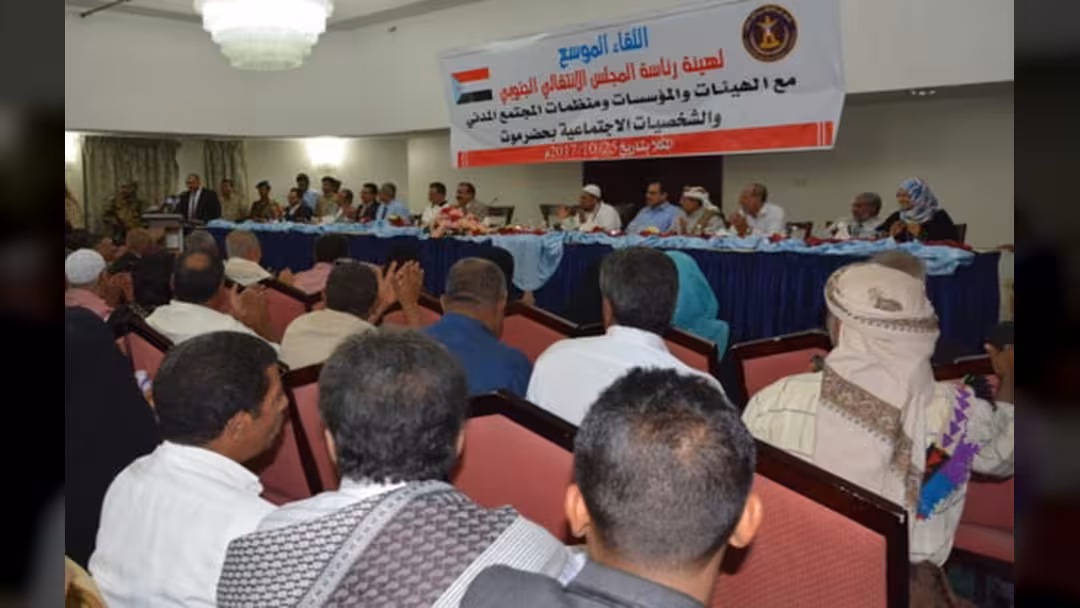 الزبيدي يدعو أبناء حضرموت للوقوف مع البحسني ويعدهم بدولة فيدرالية جنوبية