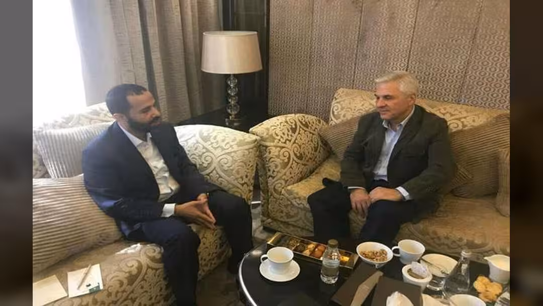 حميد الأحمر يلتقي السفير الروسي ويقول إن الحل بعودة الدولة