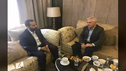 حميد الأحمر يلتقي السفير الروسي ويقول إن الحل بعودة الدولة