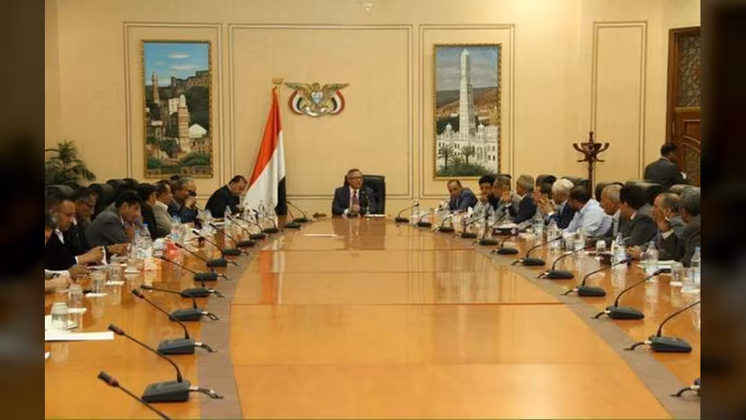 صنعاء: حكومة بن حبتور ب"انعقاد دائم".. ودعوة لتظاهرة بسبب إغلاق المنافذ