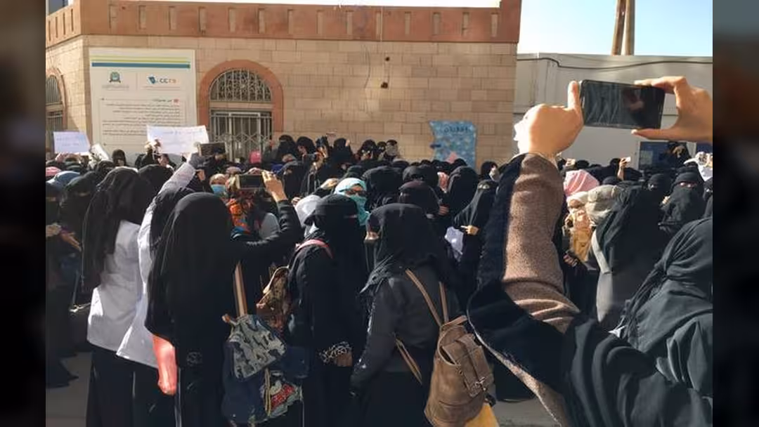 جامعة العلوم والتكنولوجيا تهدد طالباتها بالفصل جراء احتجاجهن على ارتفاع سعر الدولار