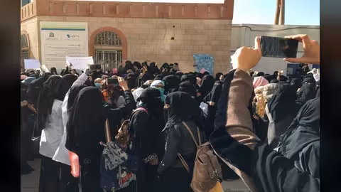 جامعة العلوم والتكنولوجيا تهدد طالباتها بالفصل جراء احتجاجهن على ارتفاع سعر الدولار