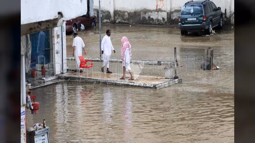 تعطل الملاحة وتوقف الدراسة غرب السعودية بسبب أمطار غزيرة