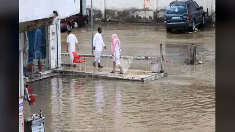 تعطل الملاحة وتوقف الدراسة غرب السعودية بسبب أمطار غزيرة