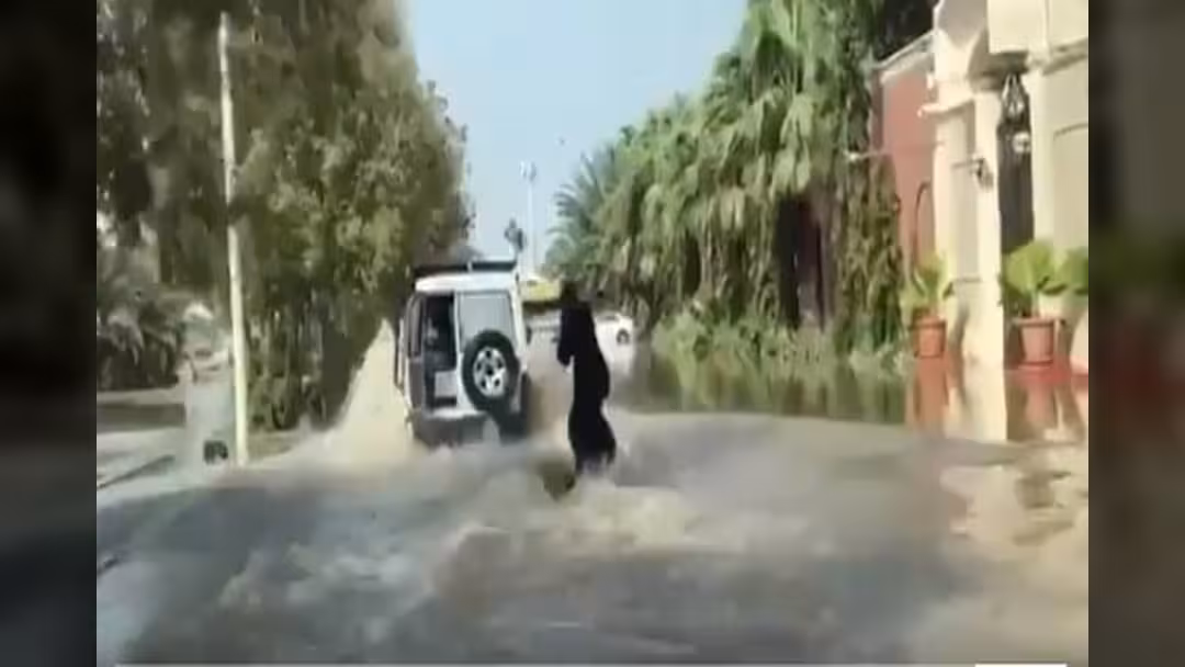 بالفيديو.. سعوديون وسعوديات يمارسون ركوب الأمواج في سيول جدة