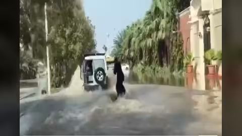 بالفيديو.. سعوديون وسعوديات يمارسون ركوب الأمواج في سيول جدة
