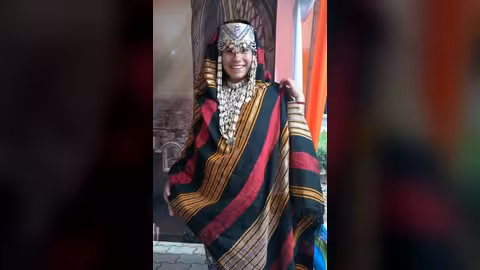 بالصور.. عرض أزياء وأكلات شعبية يمنية بمهرجان ثقافي دولي في ماليزيا