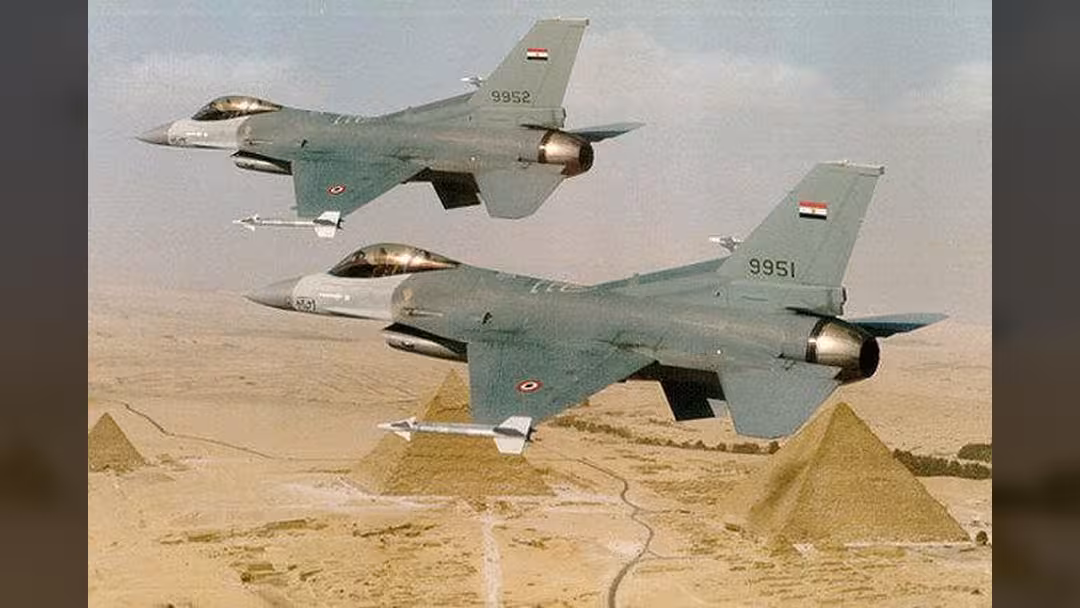 الطيران الحربي المصري يدمر سيارتين لمنفذي هجوم سيناء وارتفاع الضحايا