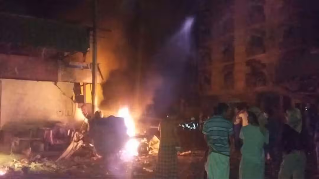 انفجار عنيف يستهدف وزارة المالية في عدن.. صور