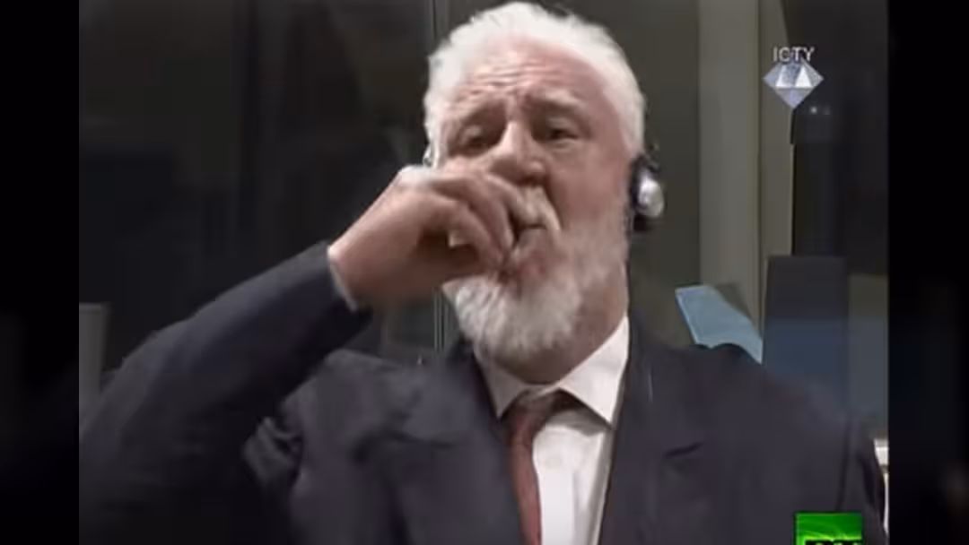 بالفيديو لحظة تجرعه السم.. وفاة المتهم بجرائم حرب البوسنة سُماً في المحكمة
