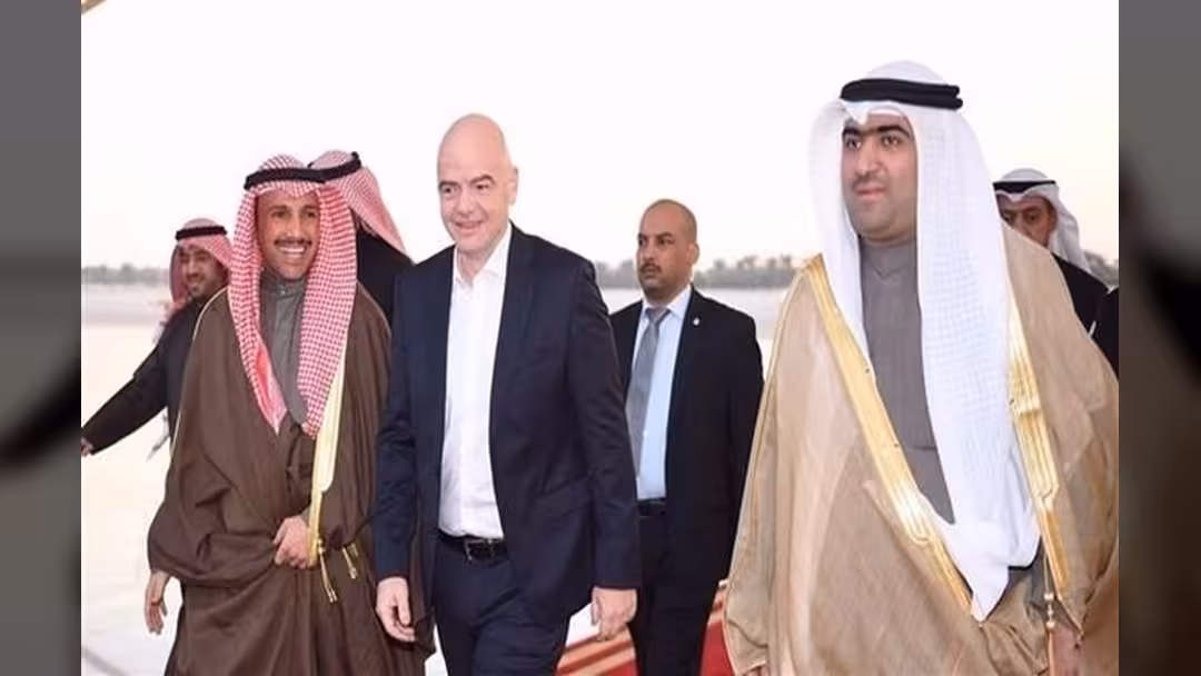 رئيس "فيفا" يعلن رسمياً رفع الإيقاف عن الكويت
