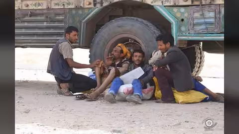 قوات الحزام الأمني تمنع المواطنين الشماليين من دخول عدن.. صور
