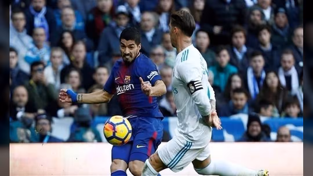 برشلونة يهزم ريال مدريد ويبتعد بصدارة الليجا.. فيديو