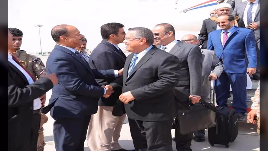 بن دغر ووزراء في حكومته يعودون إلى عدن