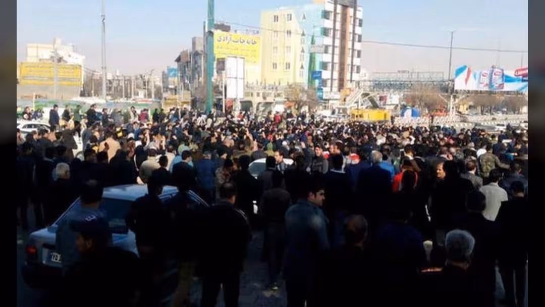 المظاهرات المنددة بسياسات الحكومة تتواصل في طهران.. فيديو