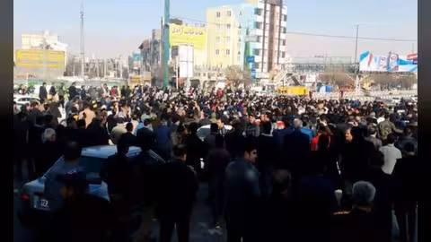 المظاهرات المنددة بسياسات الحكومة تتواصل في طهران.. فيديو