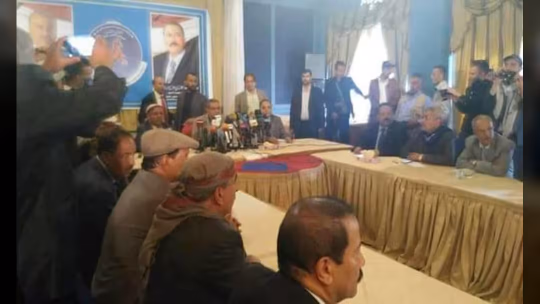قيادات مؤتمرية تعقد اجتماعاً في صنعاء وتكلف صادق أبوراس رئيساً.. أبرز ما جاء في البيان