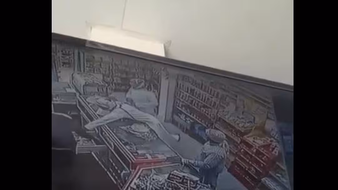 بالفيديو.. مصري يقوم بعمل بطولي في منطقة الخبر السعودية