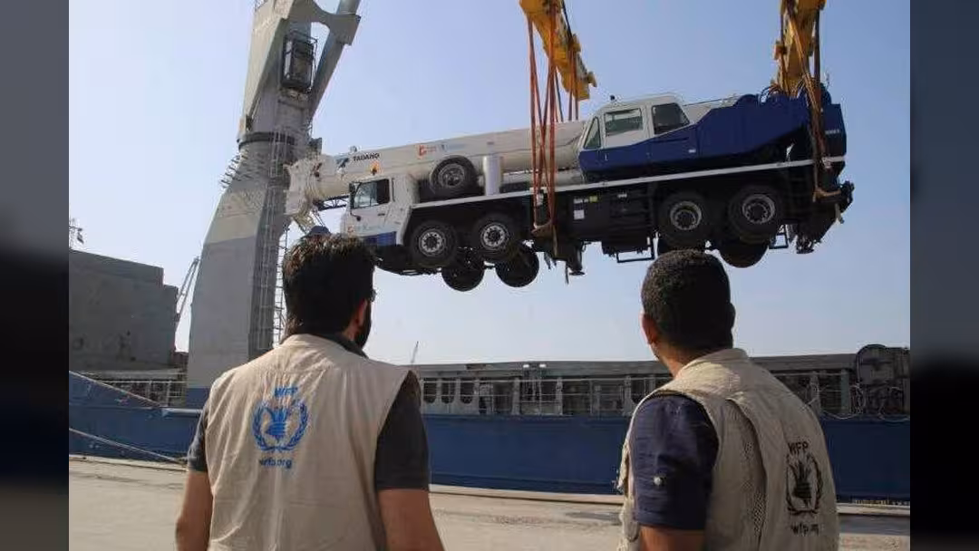الغذاء العالمي: وصول أربع رافعات متنقلة إلى ميناء الحديدة بدعم أمريكي.. صور