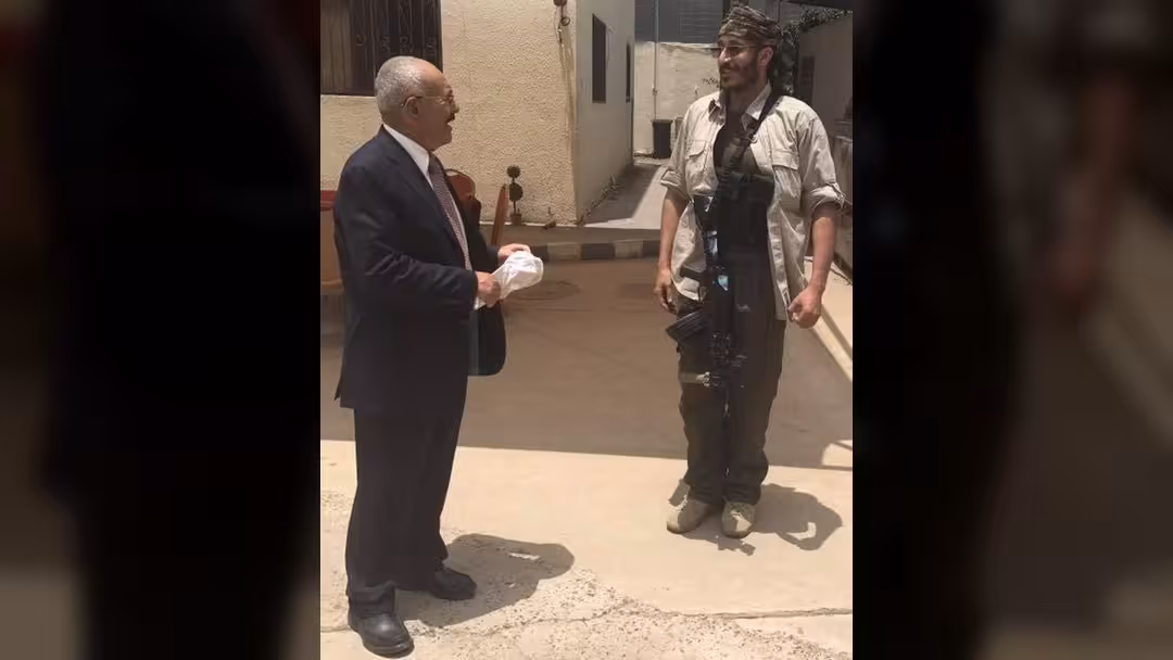 طارق صالح يغرد: ملتزمون بوصايا "الزعيم".. ونجلي عفاش أسير بيد الكهنوت