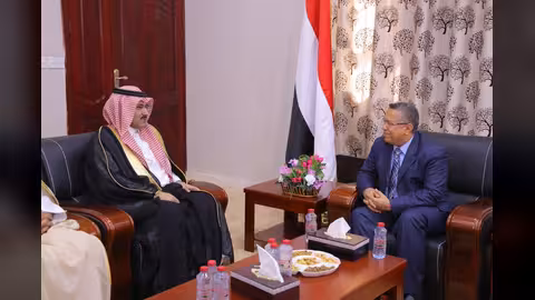 السفير السعودي يزور عدن ويلتقي بن دغر.. والأخير يطالب بخبراء ماليين