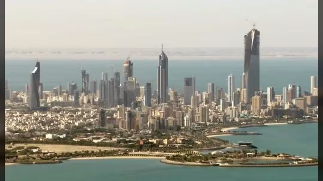 الكويت توضح حقيقة أنباء استدعاء السفير السعودي