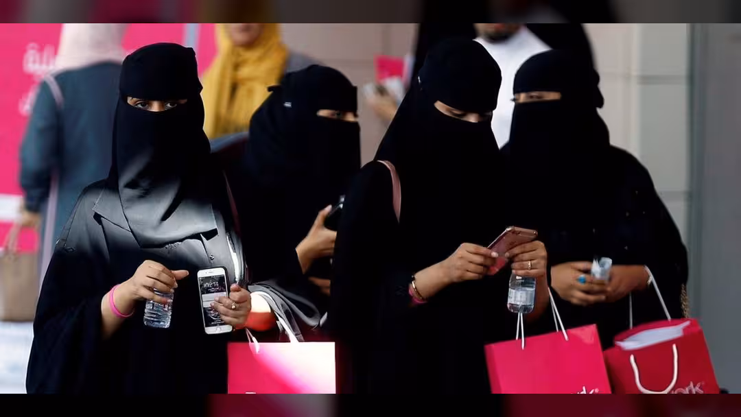 بعد السيارات.. أكاديمية تدرب المرأة السعودية على قيادة الطائرات