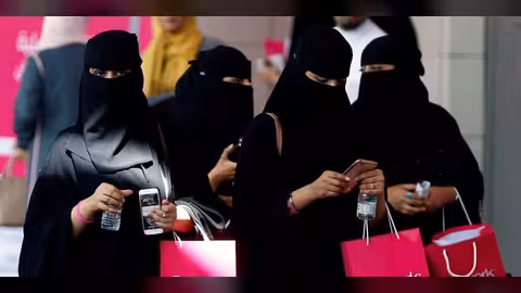 عضو هيئة كبار العلماء في السعودية يقول إن العباءة غير ملزمة للمرأة.. فيديو