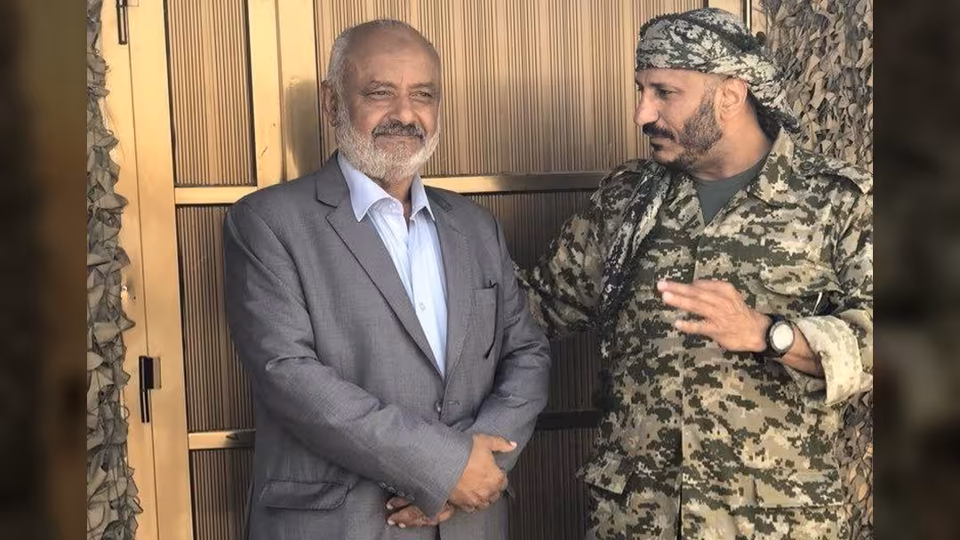 ظهور جديد للعميد طارق صالح مع محافظ الحديدة بالمخا