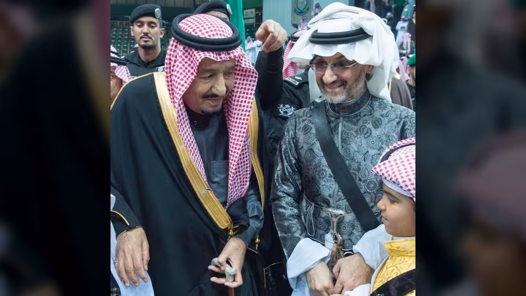 بالفيديو والصور.. الملك سلمان يظهر مع متعب بن عبدالله والوليد بن طلال