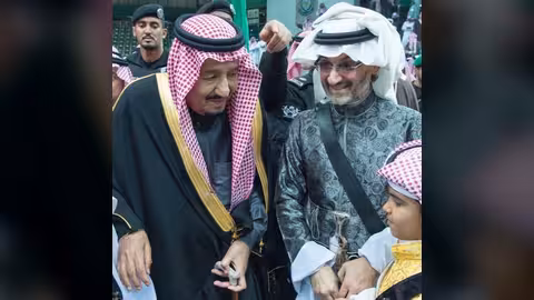 بالفيديو والصور.. الملك سلمان يظهر مع متعب بن عبدالله والوليد بن طلال