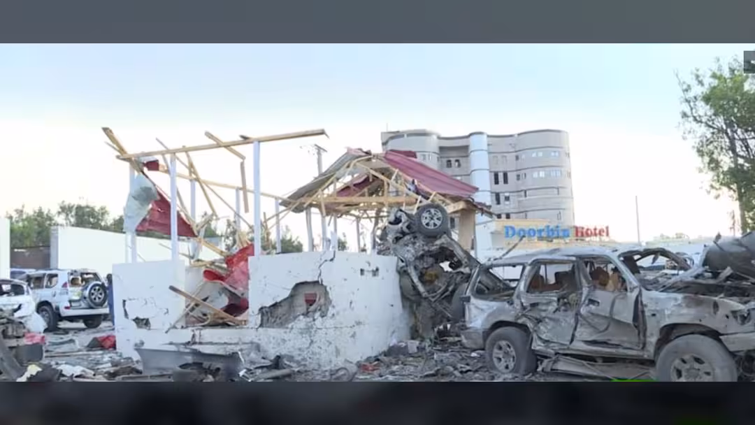 مقدشيو: ضحايا تفجير سيارتين مفخختين يرتفع إلى 45 قتيلاً