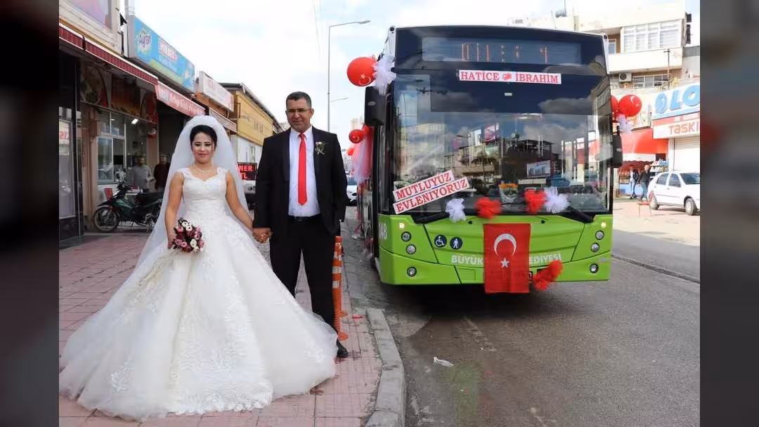 بالصورة.. عروسان تركيان يحتفلان بزواجهما في حافلة النقل العام